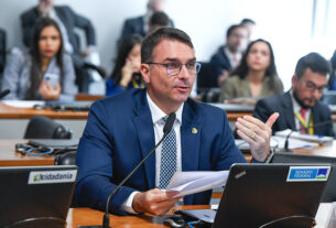 Em pronunciamento, à bancada, senador Flávio Bolsonaro (PL-RJ).