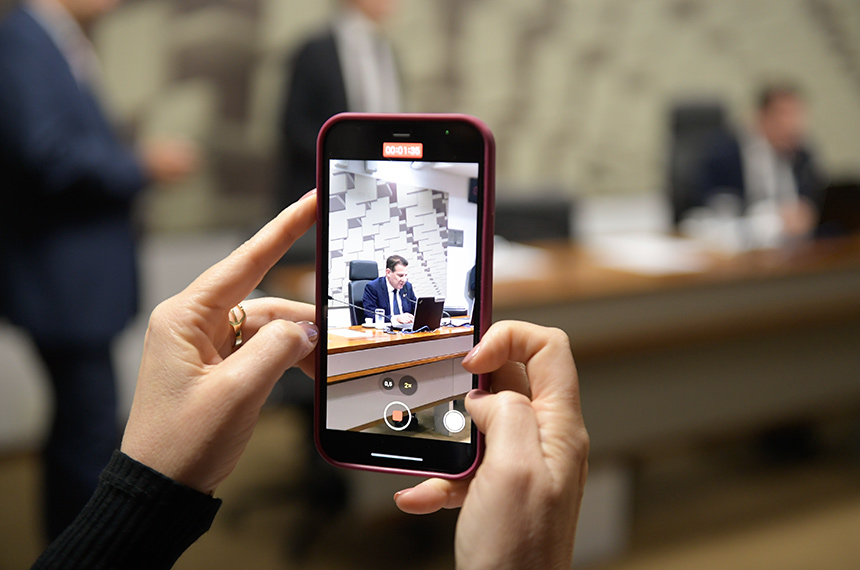 Na tela do celular, presidente da CAE, senador Vanderlan Cardoso (PSD-GO), conduz reunião.