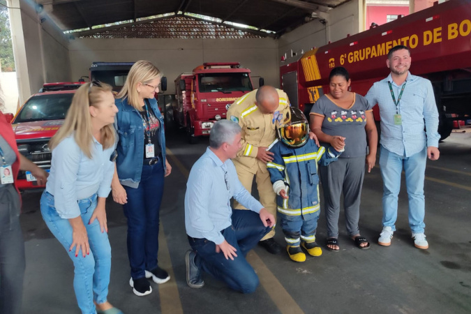 Com seus heróis, menino comemora 7 anos no Corpo de Bombeiros de Araucária