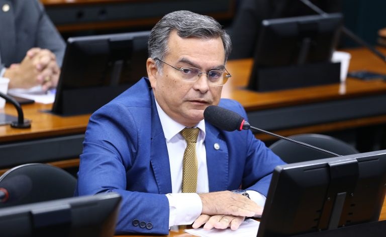 Comissão aprova licença-maternidade de 180 dias para bombeira e policial — Portal da Câmara dos Deputados