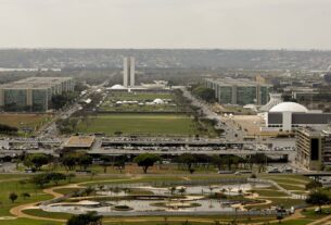 Déficit primário sobe para R$ 61 bi com 13º para aposentados