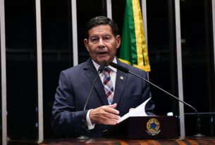 À tribuna, em discurso, senador Hamilton Mourão (Republicanos-RS).