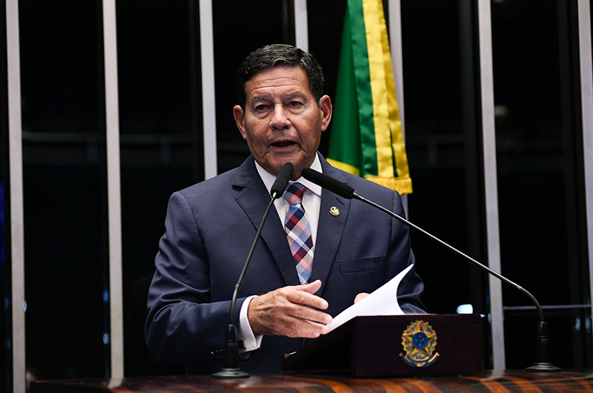 À tribuna, em discurso, senador Hamilton Mourão (Republicanos-RS).