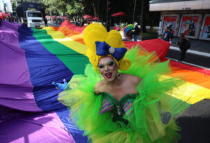 Parada LGBTQIA+ veste avenida Paulista de verde e amarelo - 02/06/2024 - Cotidiano