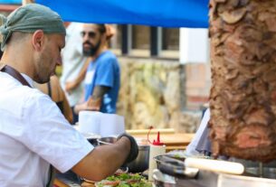 Refugiados compartilham histórias e vivências em feira no Rio