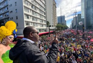 Silvio Almeida pede fim da violência contra pessoas LGBTQIA+ ao participar da Parada LGBT+ — Agência Gov