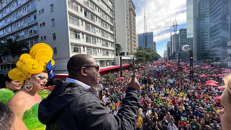Silvio Almeida pede fim da violência contra pessoas LGBTQIA+ ao participar da Parada LGBT+ — Agência Gov