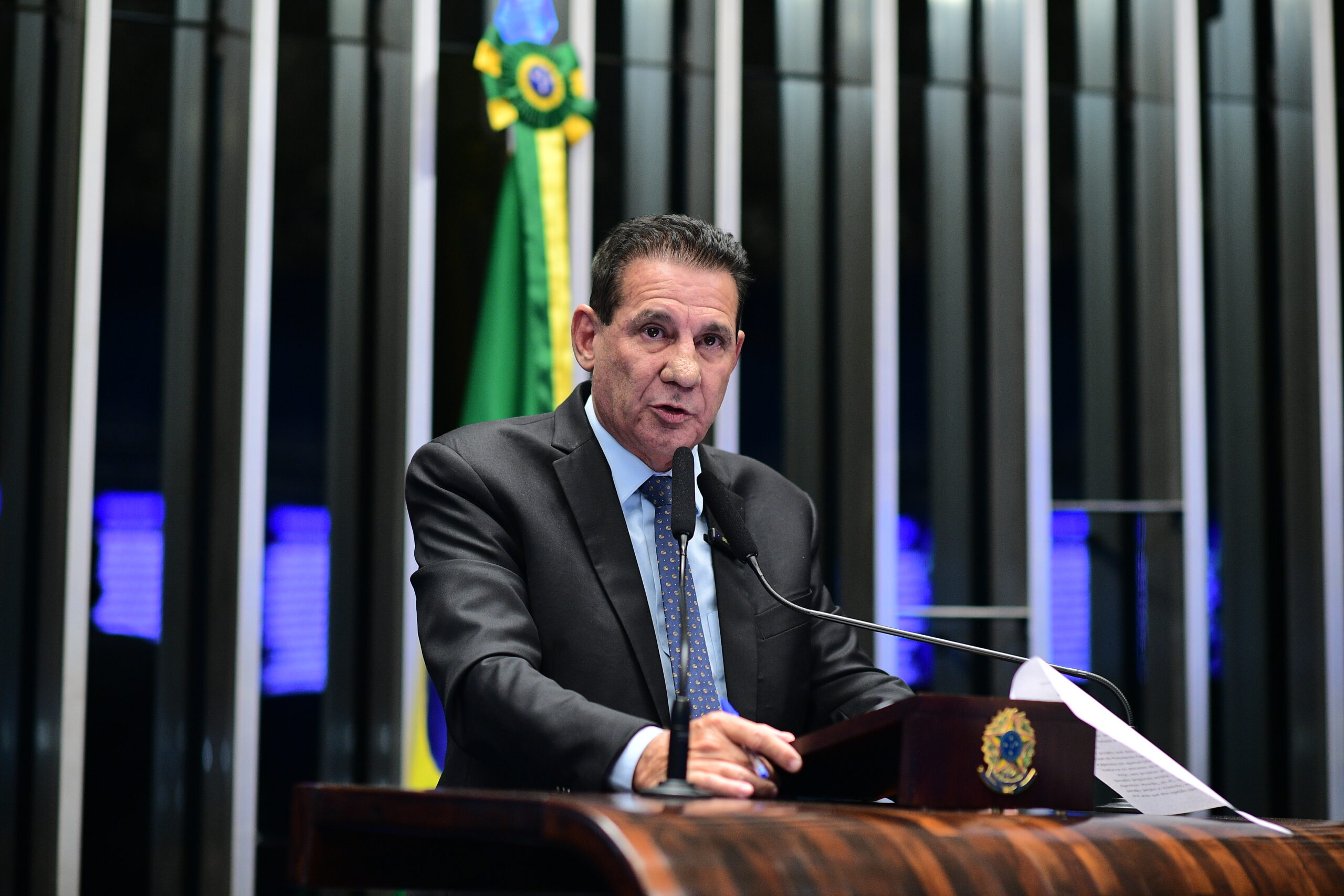 À tribuna, em discurso, senador Vanderlan Cardoso (PSD-GO).