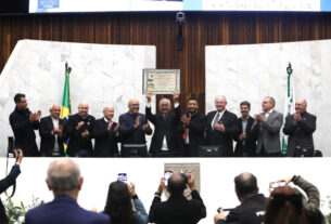 Solenidade ocorreu na noite desta segunda-feira (08), no Plenário da Assembleia Legislativa do Paraná.