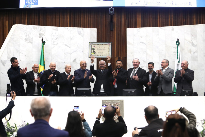 Solenidade ocorreu na noite desta segunda-feira (08), no Plenário da Assembleia Legislativa do Paraná.