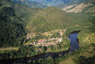 O Rio Ribeira de Iguape é um curso de água que banha os estados do Paraná e de São Paulo e que nasce dentro do Parque Nacional dos Campos Gerais, a aproximadamente 100 km de Curitiba, recebendo vários afluentes em seu percurso.