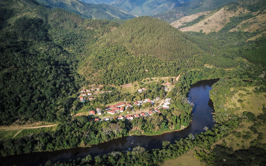 O Rio Ribeira de Iguape é um curso de água que banha os estados do Paraná e de São Paulo e que nasce dentro do Parque Nacional dos Campos Gerais, a aproximadamente 100 km de Curitiba, recebendo vários afluentes em seu percurso.