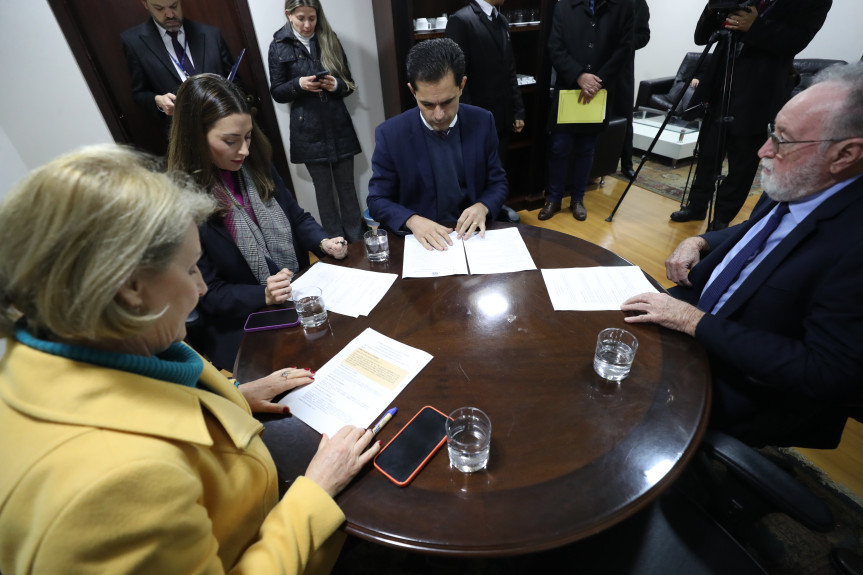 Reunião ocorreu no início da tarde desta segunda-feira (15).