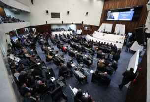 Solenidade lotou o Plenário da Assembleia na noite desta terça-feira (16).