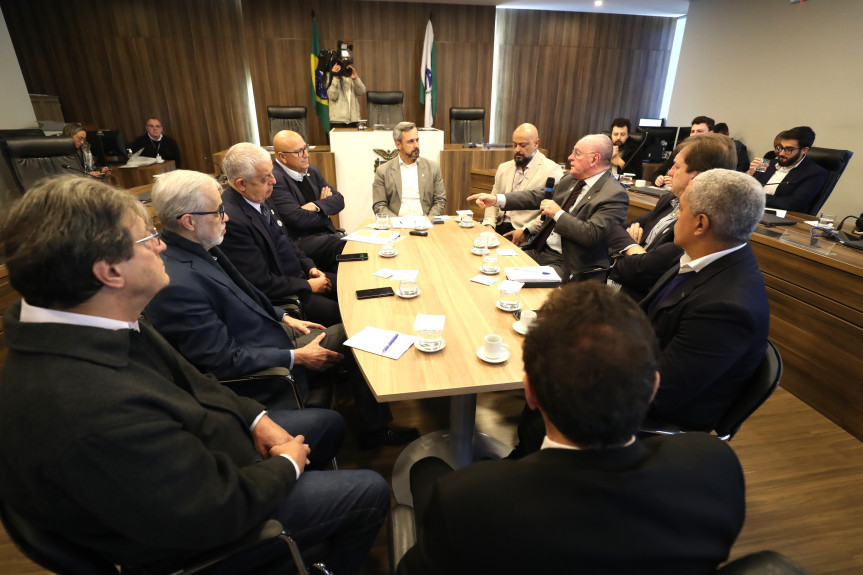 Reunião ocorreu na manhã desta segunda-feira (1º), no Auditório Legislativo.