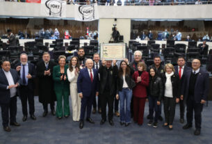 Entrega da homenagem ocorreu no início das sessões desta segunda-feira (1º).