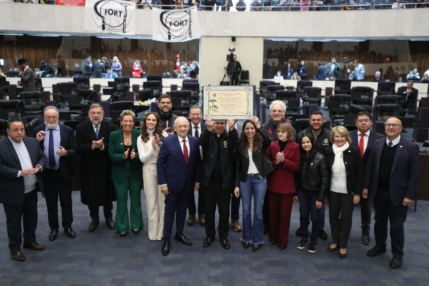 Entrega da homenagem ocorreu no início das sessões desta segunda-feira (1º).