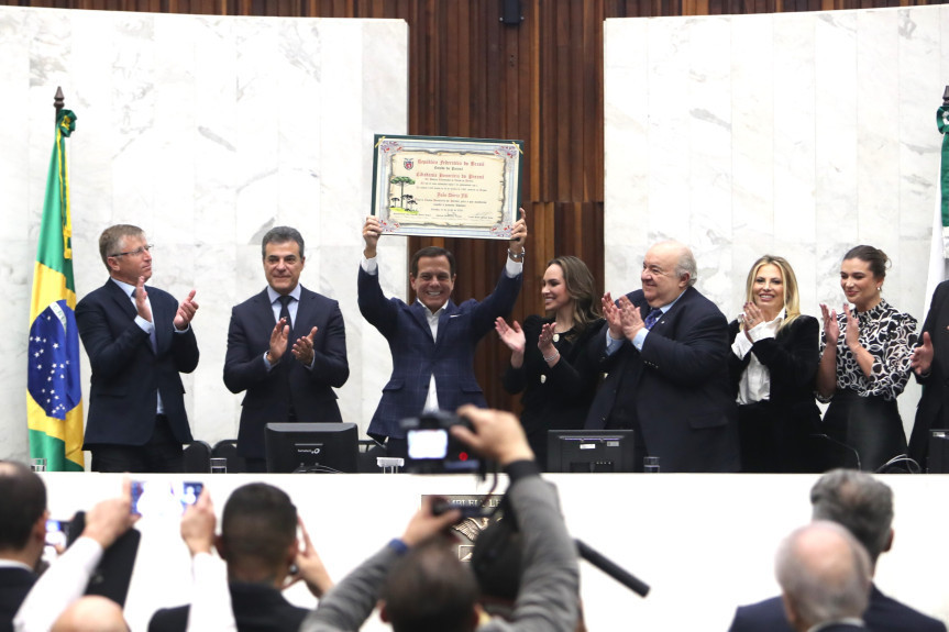 A sessão solene reuniu lideranças políticas e empresariais do Estado.