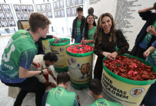 Os alunos que compõem o Parlamento Jovem de Palmeira, conheceram a Casa de Leis e trouxeram tampinhas para contribuir com a campanha.