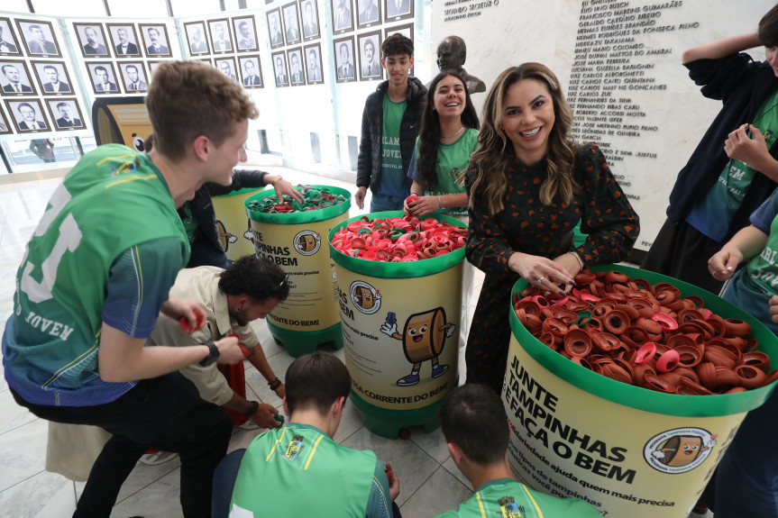 Os alunos que compõem o Parlamento Jovem de Palmeira, conheceram a Casa de Leis e trouxeram tampinhas para contribuir com a campanha.