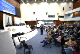 Solenidade lotou o Plenário da Assembleia Legislativa na noite desta segunda-feira (22).