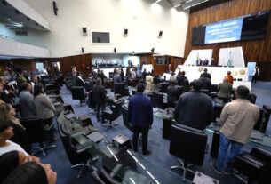 Solenidade ocorreu na noite desta terça-feira (23), no Plenário da Assembleia Legislativa do Paraná.