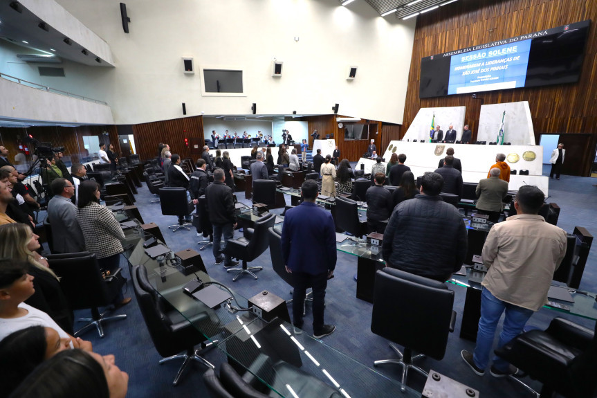 Solenidade ocorreu na noite desta terça-feira (23), no Plenário da Assembleia Legislativa do Paraná.