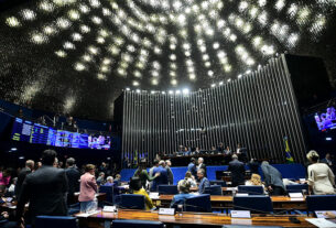 Em pronunciamento, à bancada, senador Omar Aziz (PSD-AM).