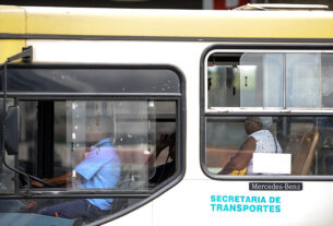 Além da prioridade já assegurada no embarque em transportes coletivos, os idosos poderão ter prioridade também no desembarque, segundo projeto do deputado Leonardo Vilela (PSDB-GO). A proposta (PLC 84/12) está pronta para ser votada na Comissão de Serviços de Infraestrutura (CI). O projeto, que altera o Estatuto do Idoso, busca garantir não só a prioridade, como também a segurança. Para o autor, os idosos, forçados a desembarcar pela mesma porta de embarque do ônibus, já que não passam pela roleta, passam por constrangimentos.