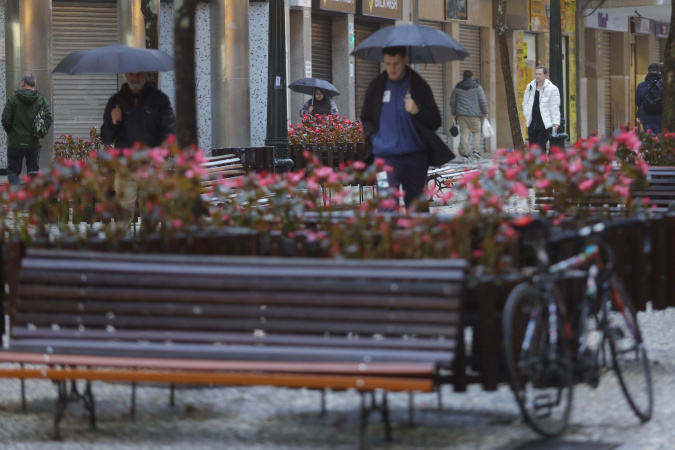 Frio vai até a próxima semana; chuva congelada e neve estão descartadas no Paraná