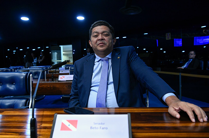 Em destaque, à bancada, senador Beto Faro (PT-PA).