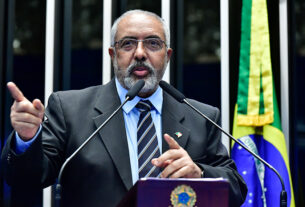 Em discurso, à tribuna, senador Paulo Paim (PT-RS).