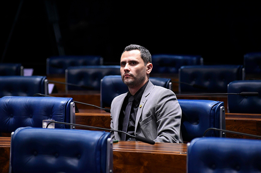 À bancada, senador Cleitinho (Republicanos-MG).