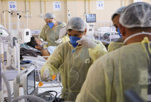 Na tarde desta sexta-feira (19), o Hospital de Campanha de Santarém começou a receber os primeiros pacientes. Transferidos da Unidade de Pronto Atendimento (UPA), eles chegaram em ambulâncias, passaram pelo acolhimento e já seguiram para os leitos.