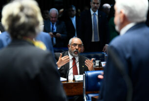 Em discurso, à tribuna, senador Paulo Paim (PT-RS).