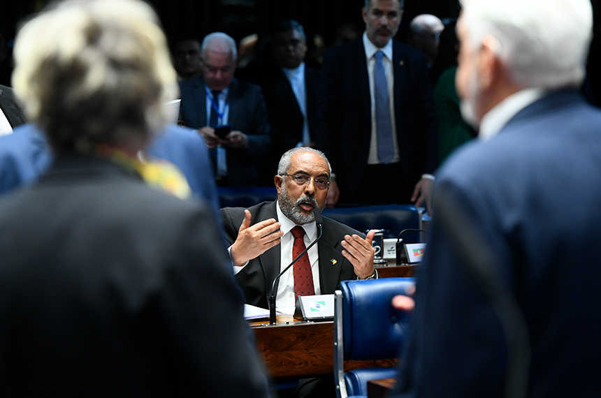 Em discurso, à tribuna, senador Paulo Paim (PT-RS).