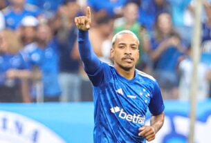 Torcida do Cruzeiro se rende a Matheus Pereira contra o Corinthians