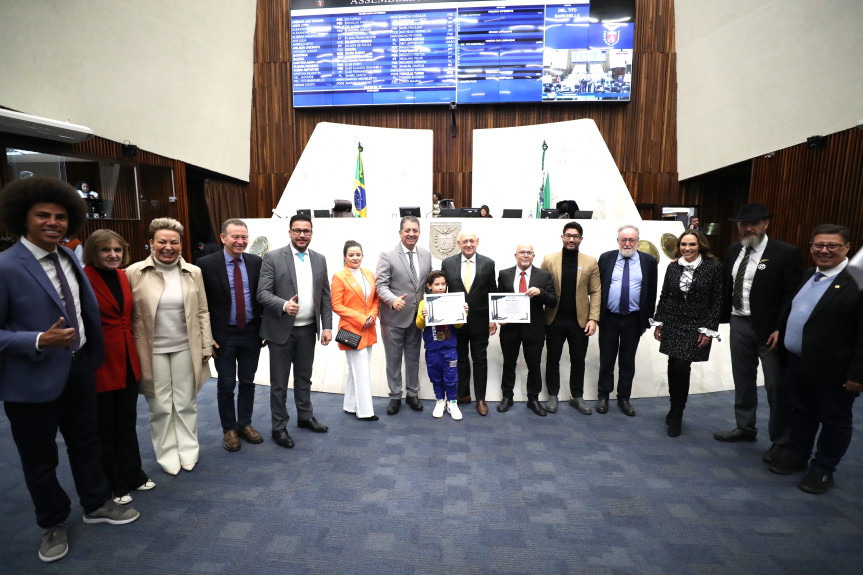 Homenagens foram entregues durante as sessões plenárias de terça-feira (27).