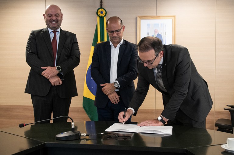 AGU celebra acordo para agilizar auxílio reconstrução a famílias do Rio Grande do Sul — Agência Gov