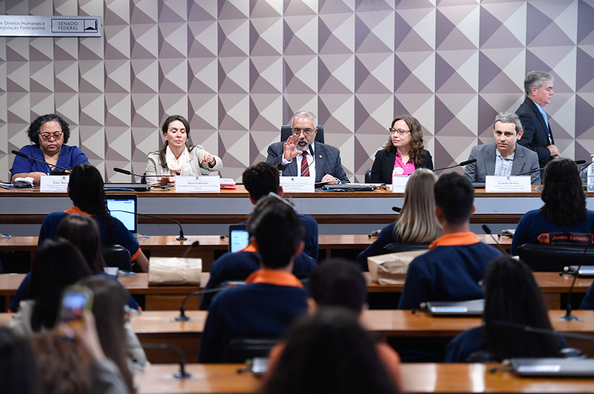 Ações na internet exigem reflexão e responsabilidade, avaliam debatedores — Senado Notícias