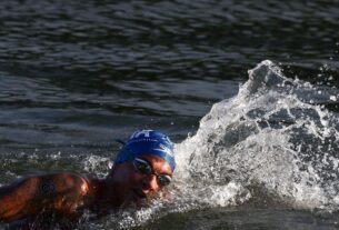 Ana Marcela Cunha briga, mas termina em 4º lugar na maratona aquática