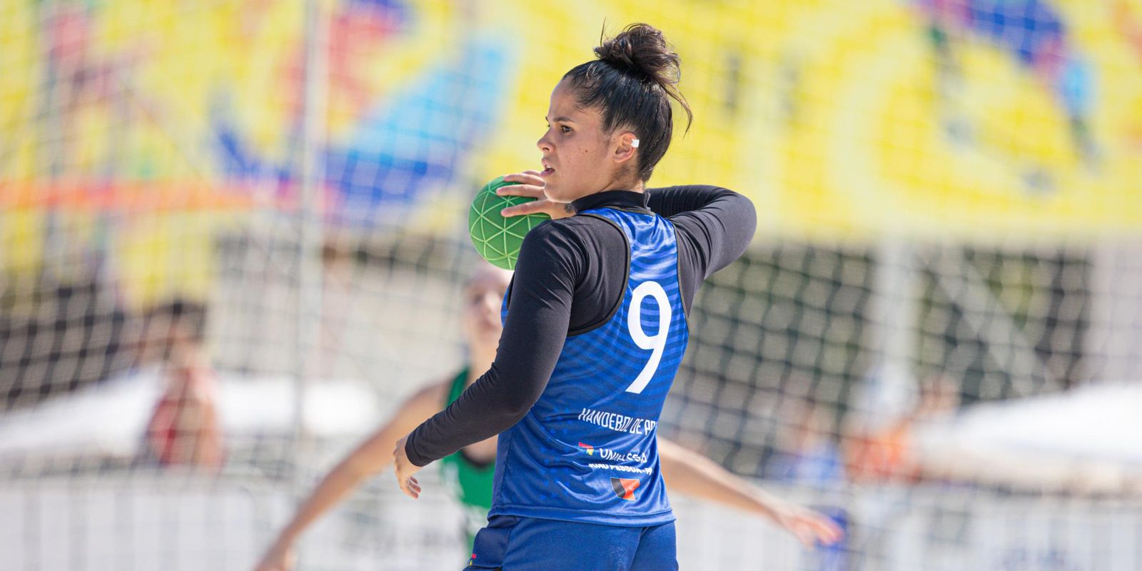 Após viver clima olímpico, estudante disputa handebol de praia no JUBs