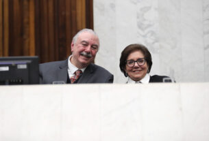 Solenidade ocorreu na noite desta terça-feira (18), no Plenário da Assembleia Legislativa do Paraná.