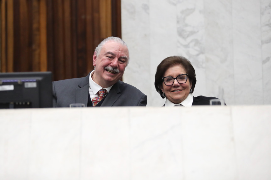 Solenidade ocorreu na noite desta terça-feira (18), no Plenário da Assembleia Legislativa do Paraná.