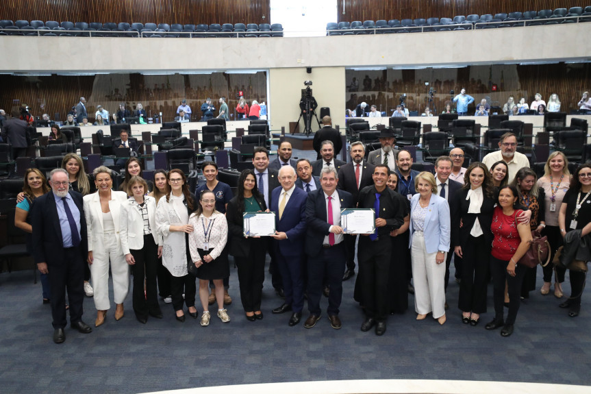 Ao final do horário do Grande Expediente, foram entregues diplomas de Menção Honrosa para a Federação Estadual das APAEs.