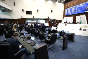 Já na primeira sessão, nesta segunda-feira (5), as deputadas e deputados estaduais aprovaram uma iniciativa que alivia certas obrigações fiscais de empresas que atuam no Rio Grande do Sul, a fim de facilitar a reconstrução da região afetada palas enchentes em maio.