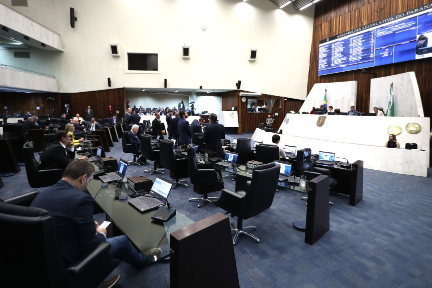 Já na primeira sessão, nesta segunda-feira (5), as deputadas e deputados estaduais aprovaram uma iniciativa que alivia certas obrigações fiscais de empresas que atuam no Rio Grande do Sul, a fim de facilitar a reconstrução da região afetada palas enchentes em maio.