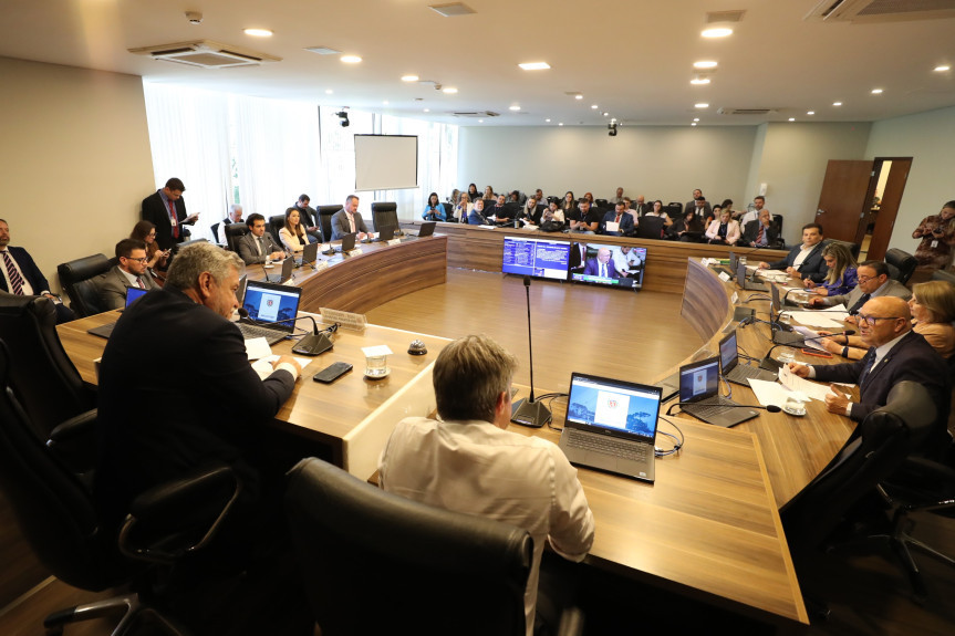 Reunião ocorreu no início da tarde desta terça-feira (6), no Auditório Legislativo.