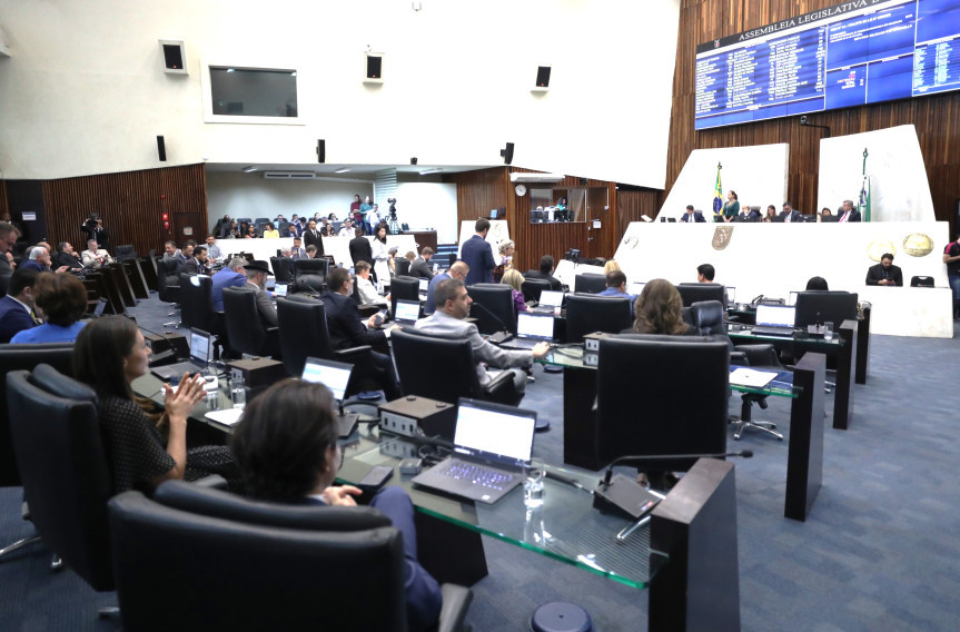 Nesta segunda-feira (19) foram realizadas duas sessões plenárias, sendo uma ordinária e outra extraordinária.