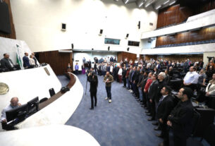 Solenidade ocorreu na noite desta segunda-feira (5), no Plenário da Assembleia Legislativa do Paraná.